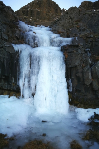Cascade glace en bordure du hvallfjordur, en islande à vélo en hiver