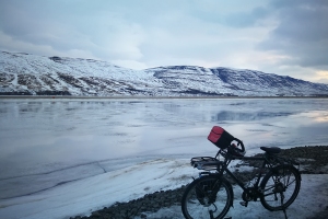 Fjord à Akureyri, en Islande à vélo en hiver