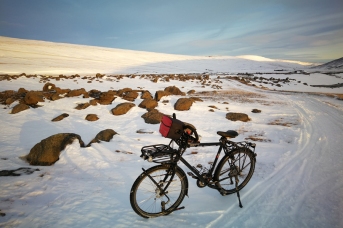 Au bord de la route n°1 dans le nord de l'Islande, en Islande à vélo en hiver