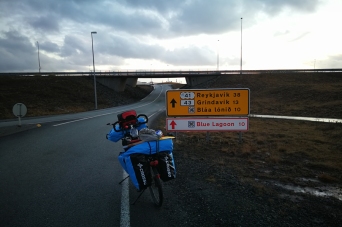 En direction de grindavik, dans le sud de l'Islande, en Islande à vélo en hiver
