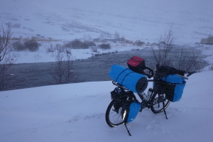 Rivière à seydisfjordur en islande à vélo en hiver