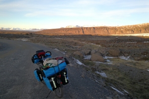 En bordure de la la route n°1 en islande à vélo en hiver